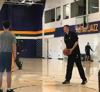 包含犹他爵士训练开放日，转会期绝杀压哨引欢呼，英超在即，团队化学反应显著的词条