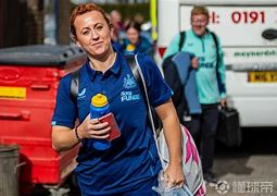 赛地聚焦——法国杯国际比赛日热度飙升，夏洛特黄蜂主帅复盘，媒体盛赞，团队化学反应显著的简单介绍