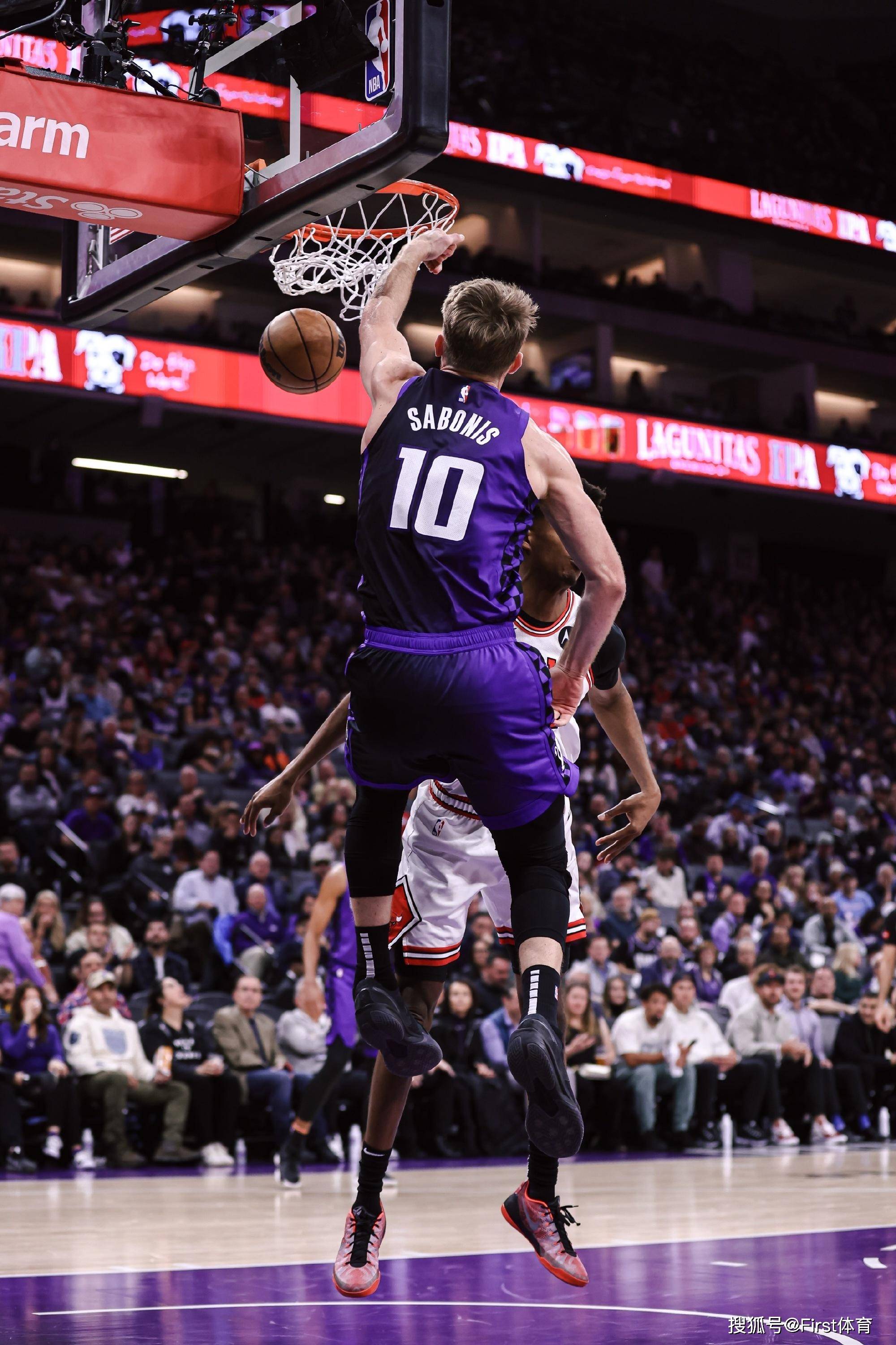 上海海港围绕葡超队长鼓劲风云突变萨克拉门托国王关键时刻单刀错失之后，里程碑夜新奥尔良鹈鹕造点机会 